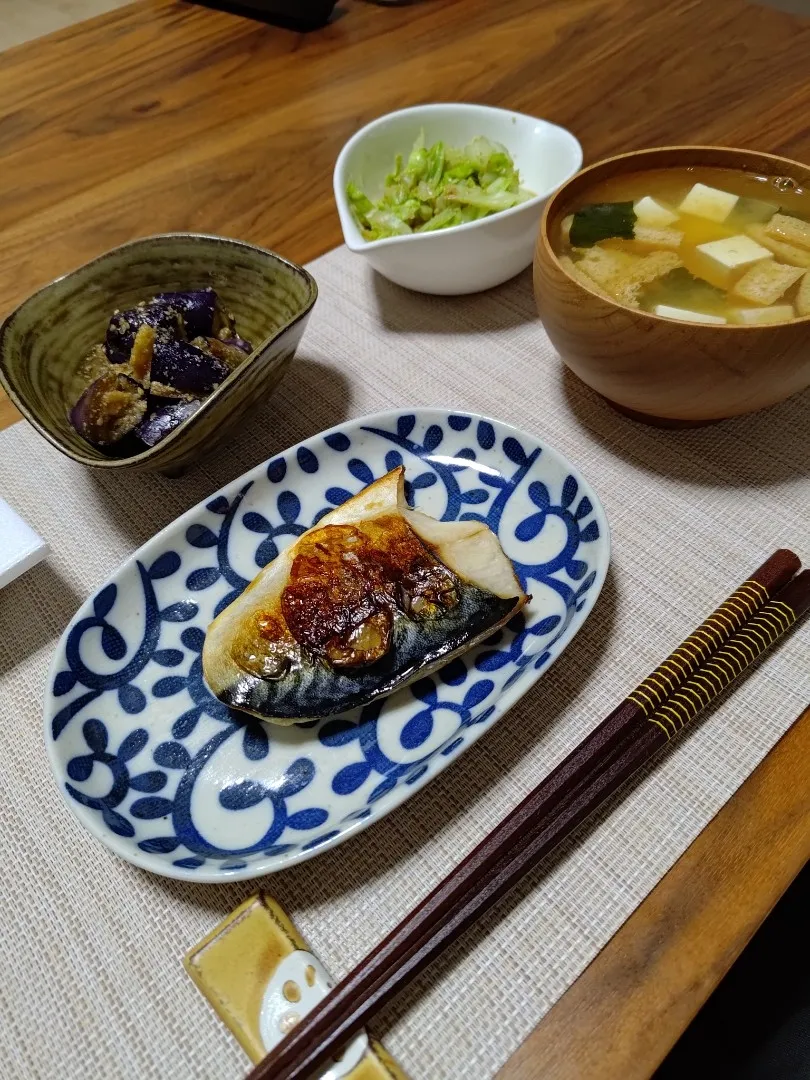 塩サバ
ナスの中華和え
春キャベツの胡麻和え
味噌汁
納豆|上海ひまわりさん