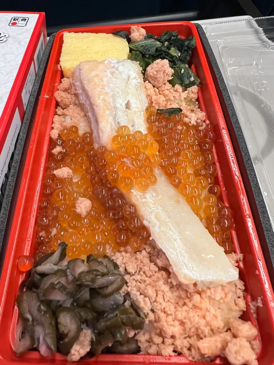 Snapdishの料理写真:こぼれイクラととろサーモンハラス焼き弁当|流線形さん