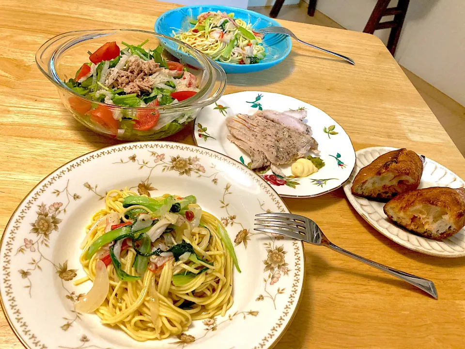 糖質50%カットとうもろこし麺でカニカマペペロンチーノ🌶、ほうれん草と大根のツナサラダ、おうちシェフProサラダチキン、頂いたロヂウラベーカリーの明太フランス|さくたえさん