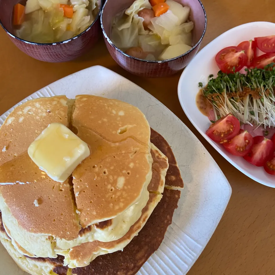 ホットケーキとサラダの朝ごはん|えみゆさん