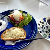 Snapdishの料理写真:朝食、サラダ&チーズパン&ヨーグルト|かずさんさん