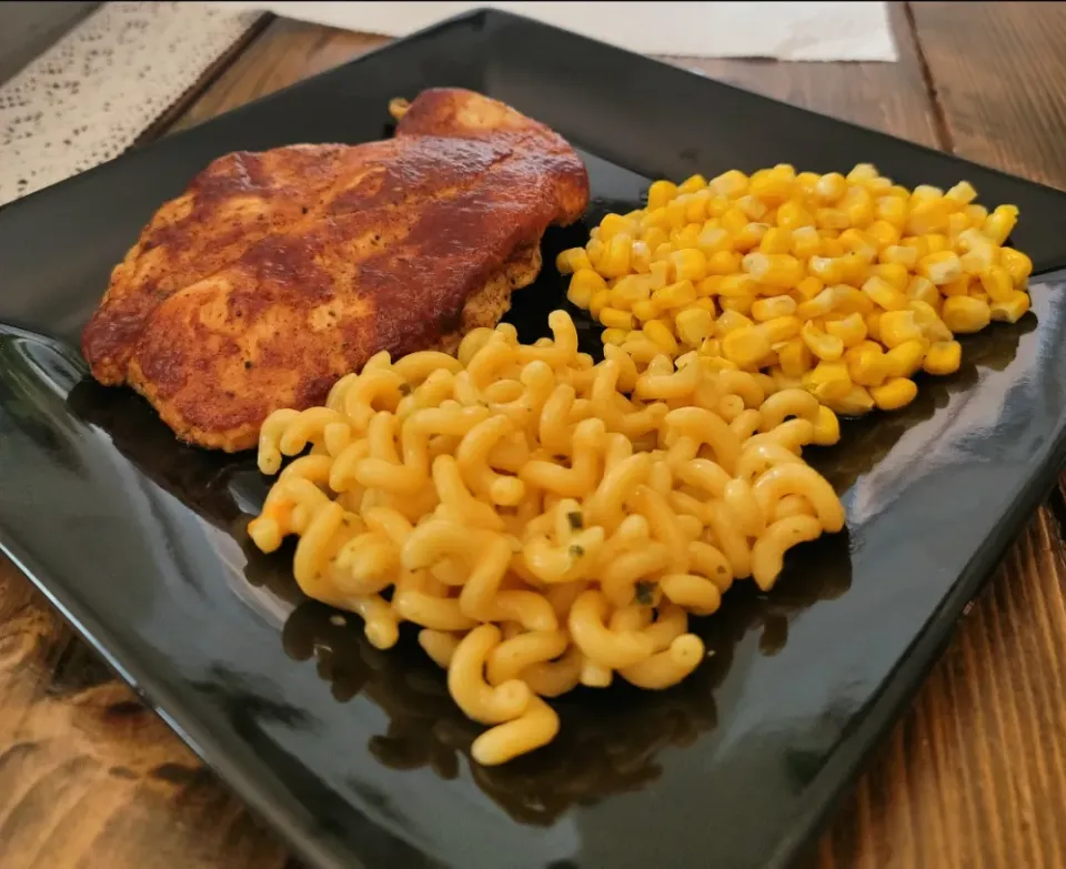 Bbq chicken breast with pasta and corn|Travis Stoneさん