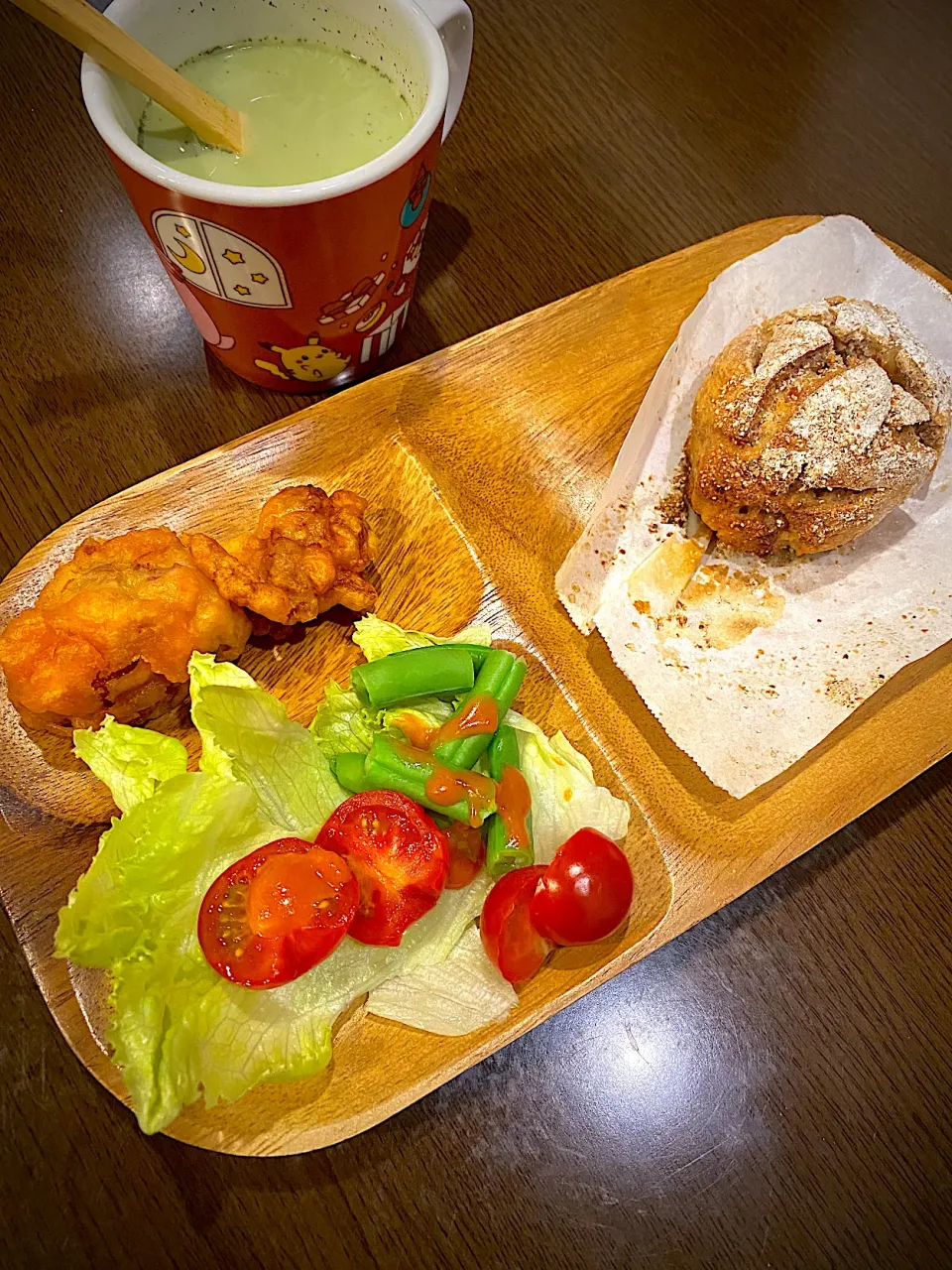 Snapdishの料理写真:フライドチキン　サラダ　リンゴ煮とナッツのライ麦フリュイ　抹茶オレ|ch＊K*∀o(^^*)♪さん