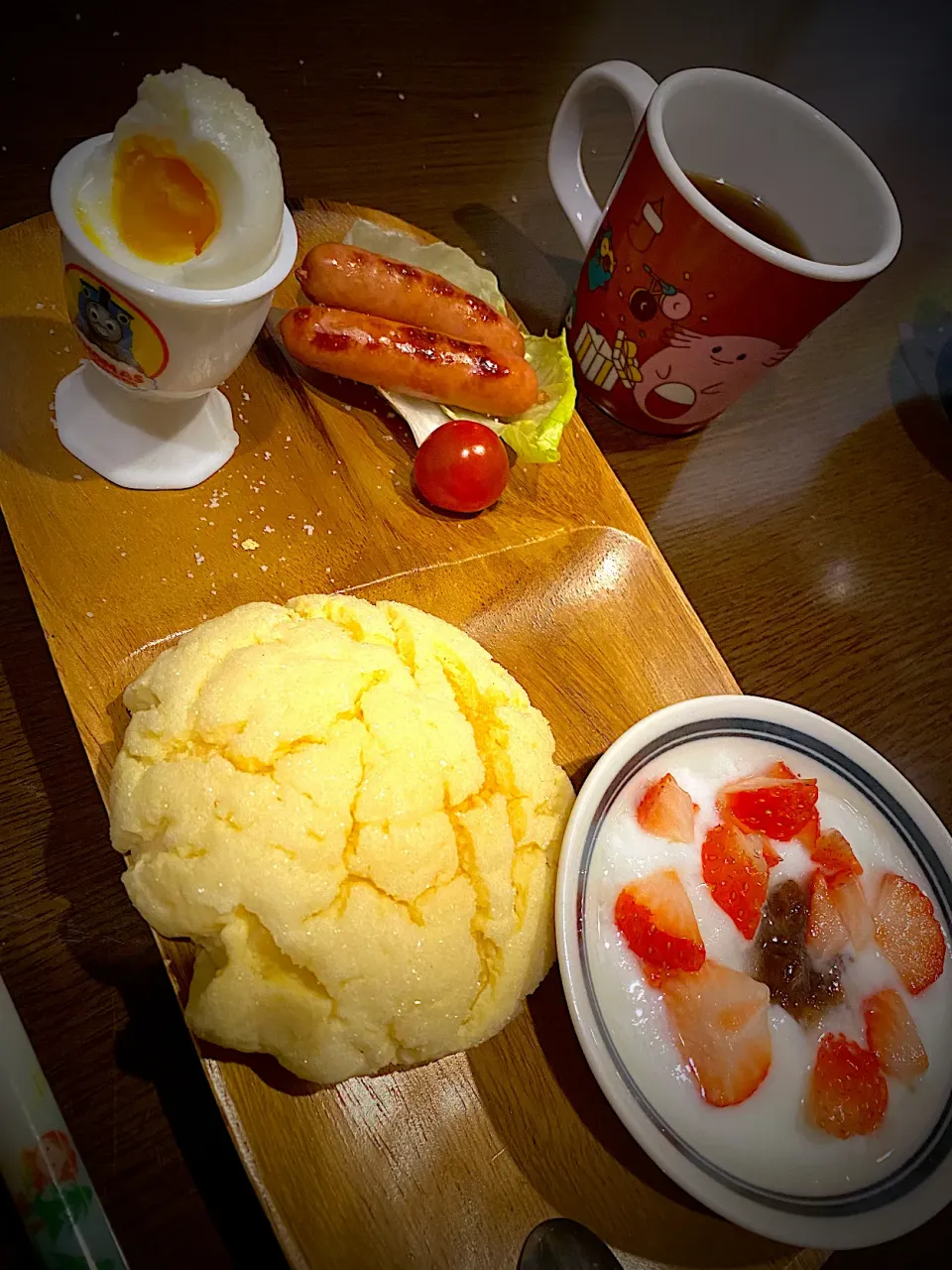 焼きソーセージ　サラダ　半熟卵　苺ヨーグルト　いちぢくジャム　メロンパン　コーヒー|ch＊K*∀o(^^*)♪さん