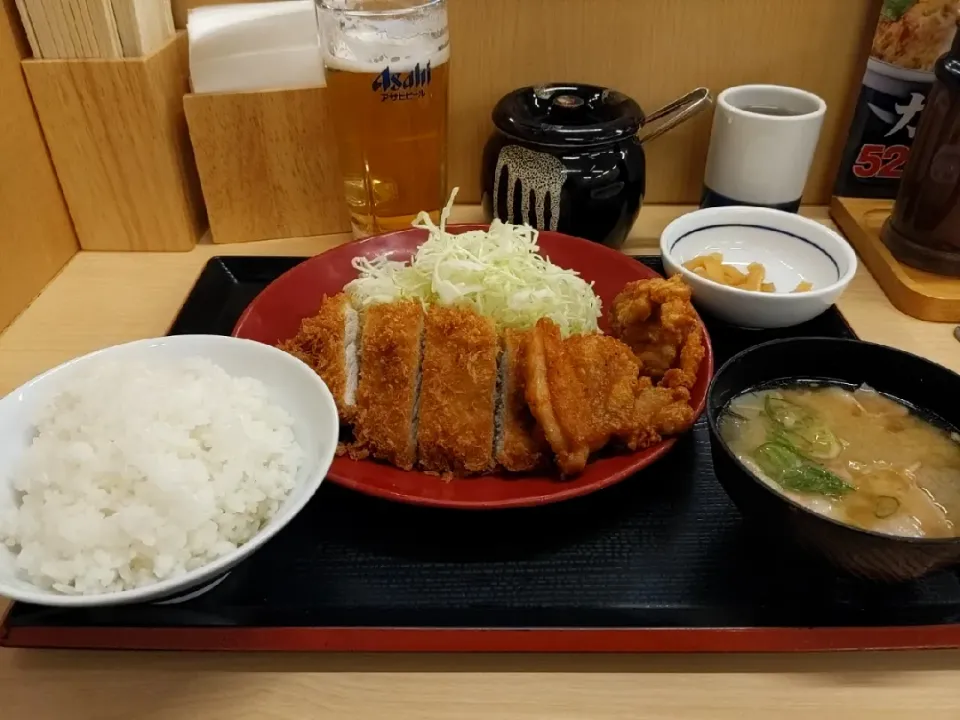 Snapdishの料理写真:夜勤明け家では作らない揚げ物ロースカツ&唐揚げ定食を🍺と|Tarou  Masayukiさん