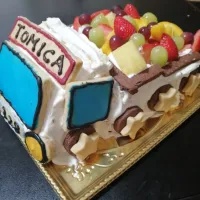 Snapdishの料理写真:トラックケーキ🍰
めちゃラクカスタードクリームを使って
作ってみました(^^)|すず❤さん