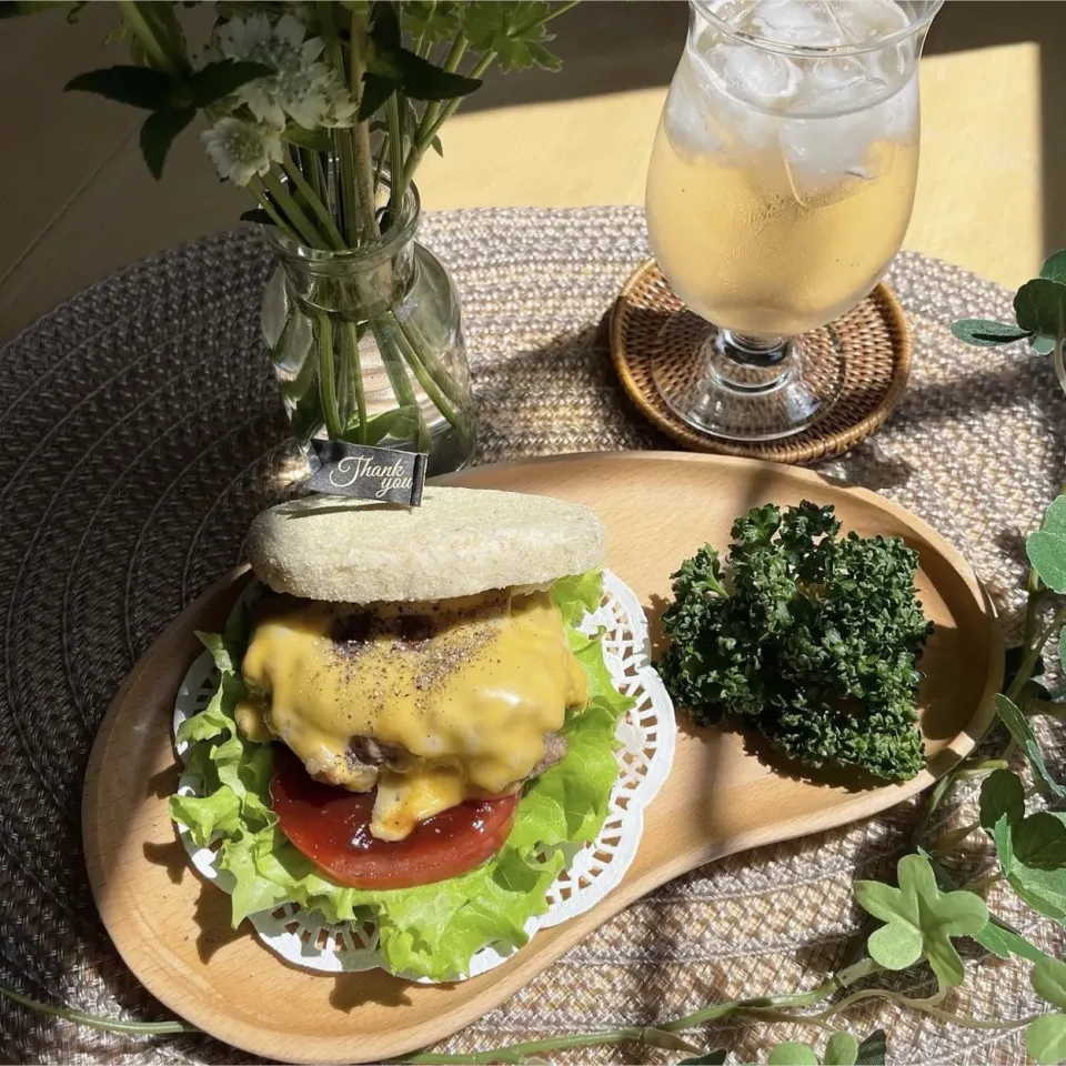 Snapdishの料理写真:4/4❤︎WAGYU ESTATE幻のハンバーグでイングリッシュマフィンサンドとシードル🍔🌱|Makinsさん