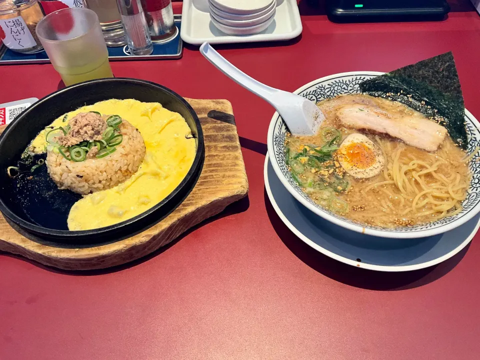 Snapdishの料理写真:ランチセット　豚骨ラーメンと鉄板チャーハン|Takeshi  Nagakiさん