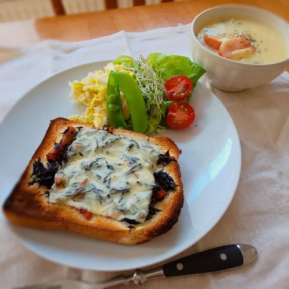 ひじきトーストで朝ごはん|えるえるさん