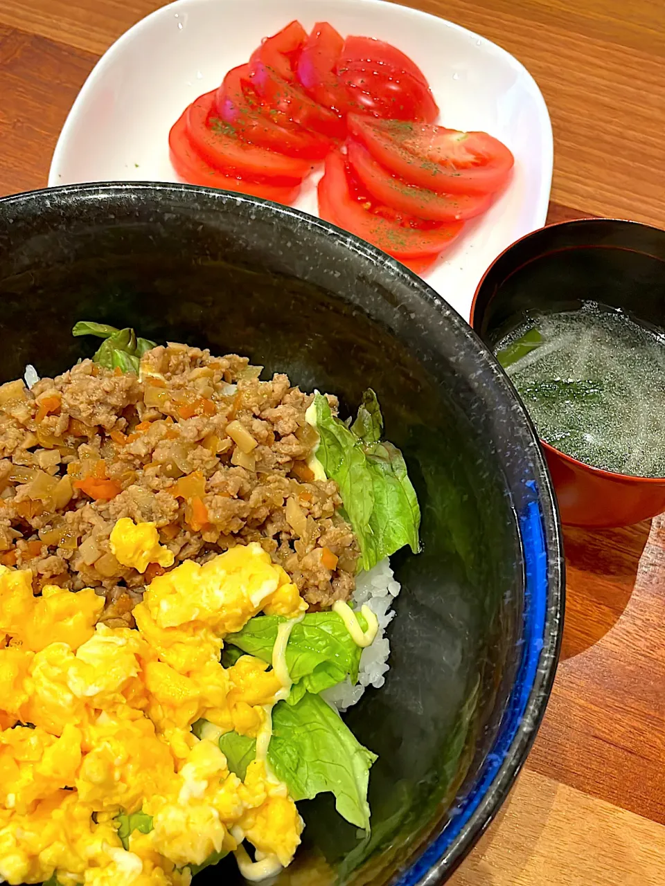 そぼろ丼　ハチミツトマト　ニラもやしスープ|とゆあさん