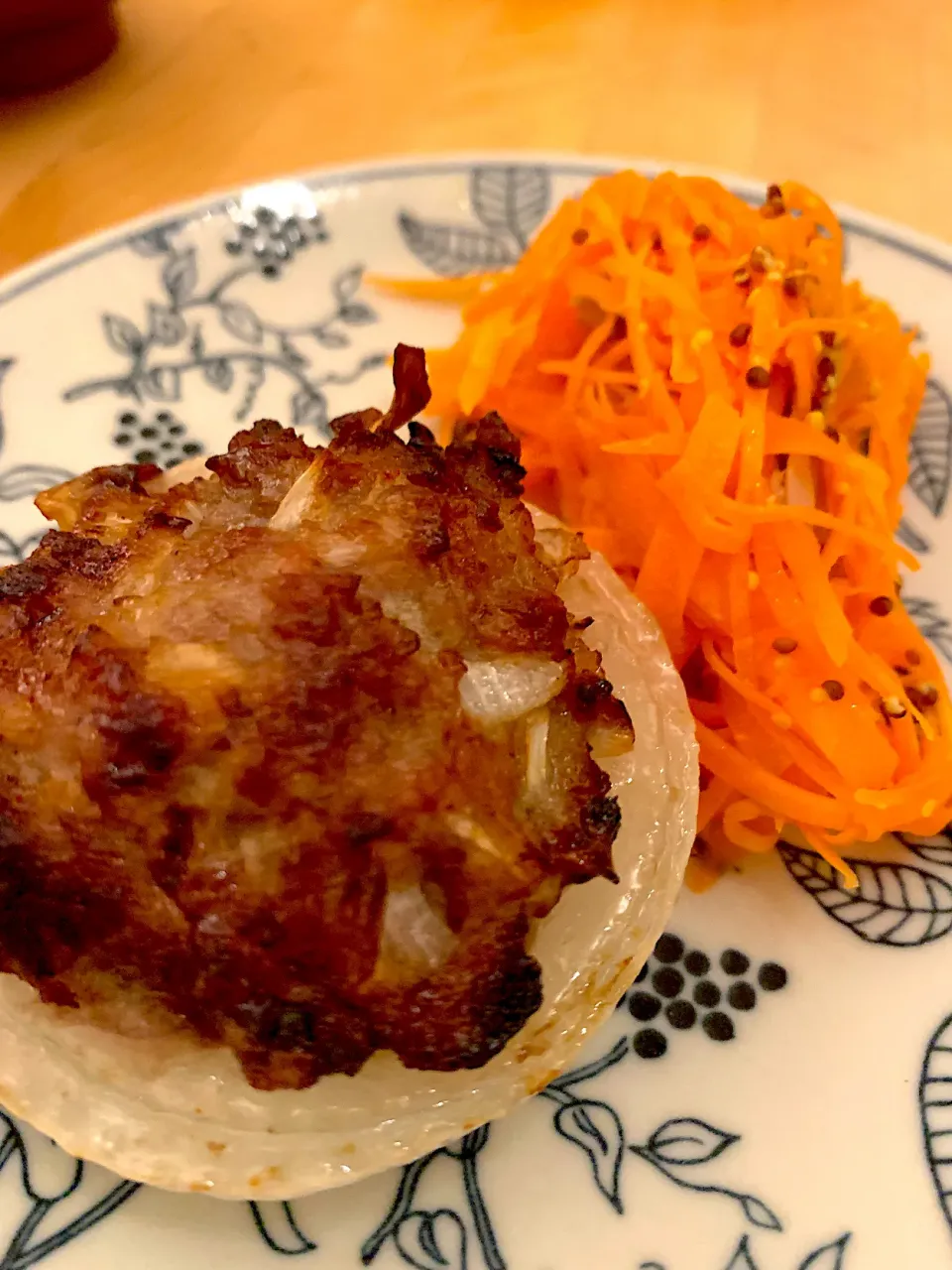 オーブン焼きの新玉ハンバーグとにんじんサラダ|きょうさん