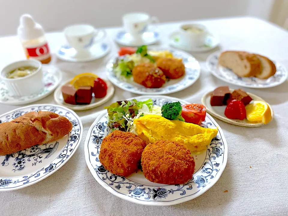 サーモンクリームコロッケとオムレツのプレートごはん🍚|ゆかりさん