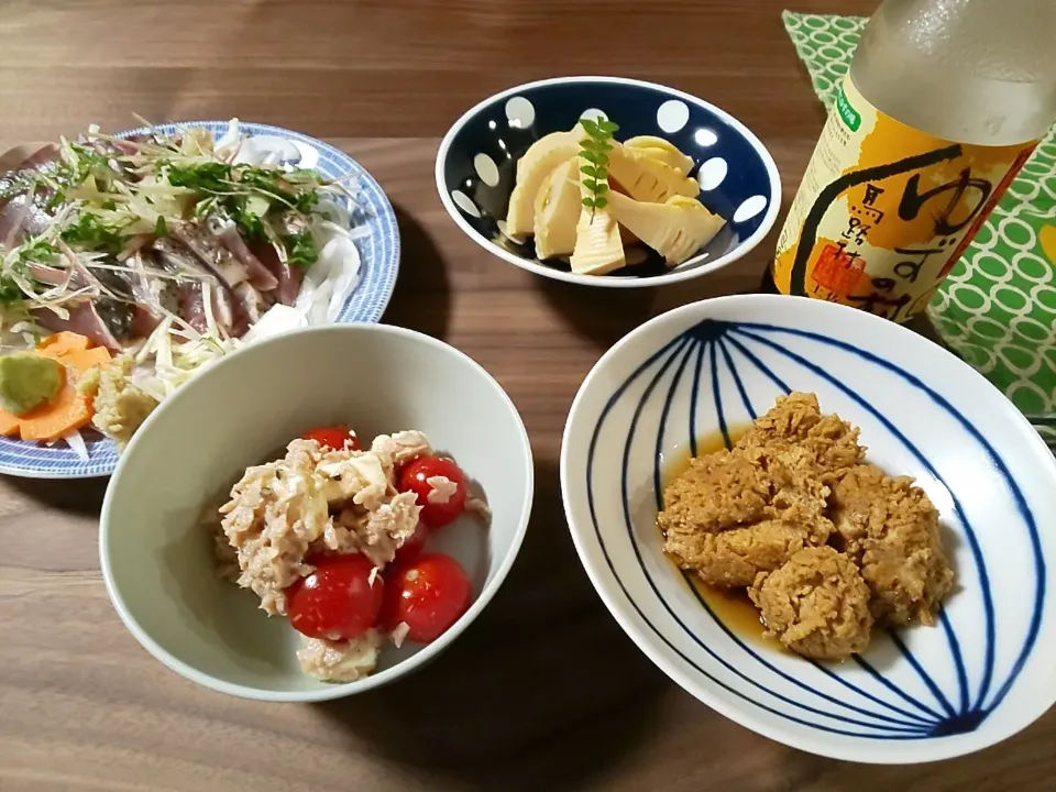 鰹のたたき、ぶりの真子の煮付け、筍の煮物、ツナ+クリチ+ミニトマトの和え物|すめさん