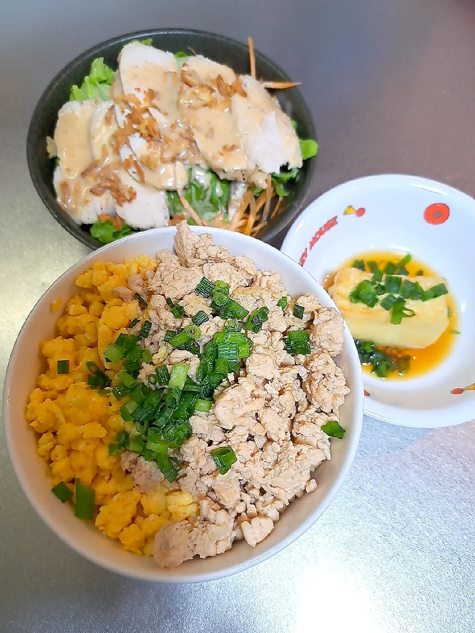 Snapdishの料理写真:鶏そぼろ丼&サラダ、揚げ出し豆腐|Riapple🍎さん