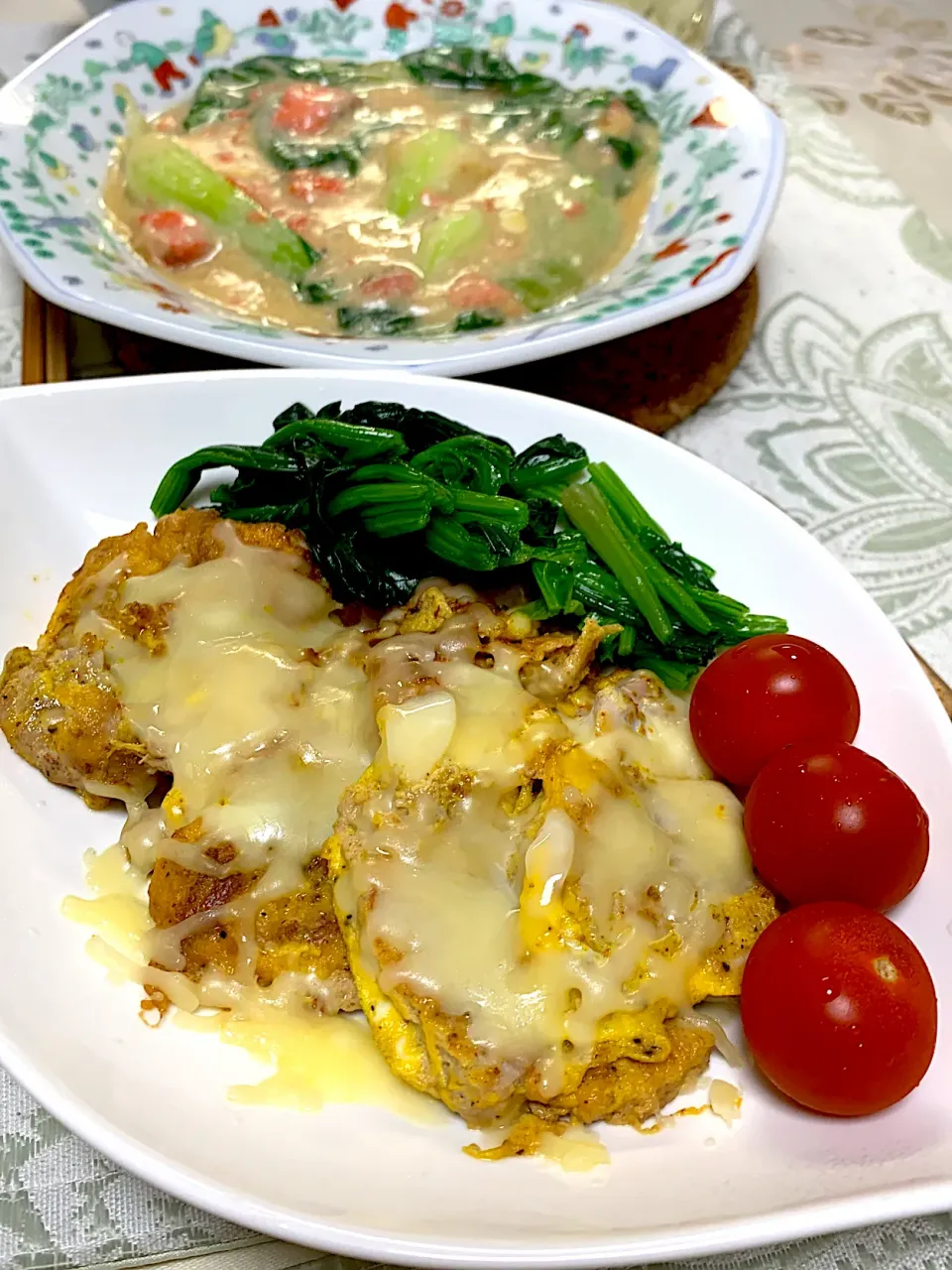 カレー風味ピカタのチーズのせ、青梗菜と紅鮭の豆乳クリーム|yasukoさん