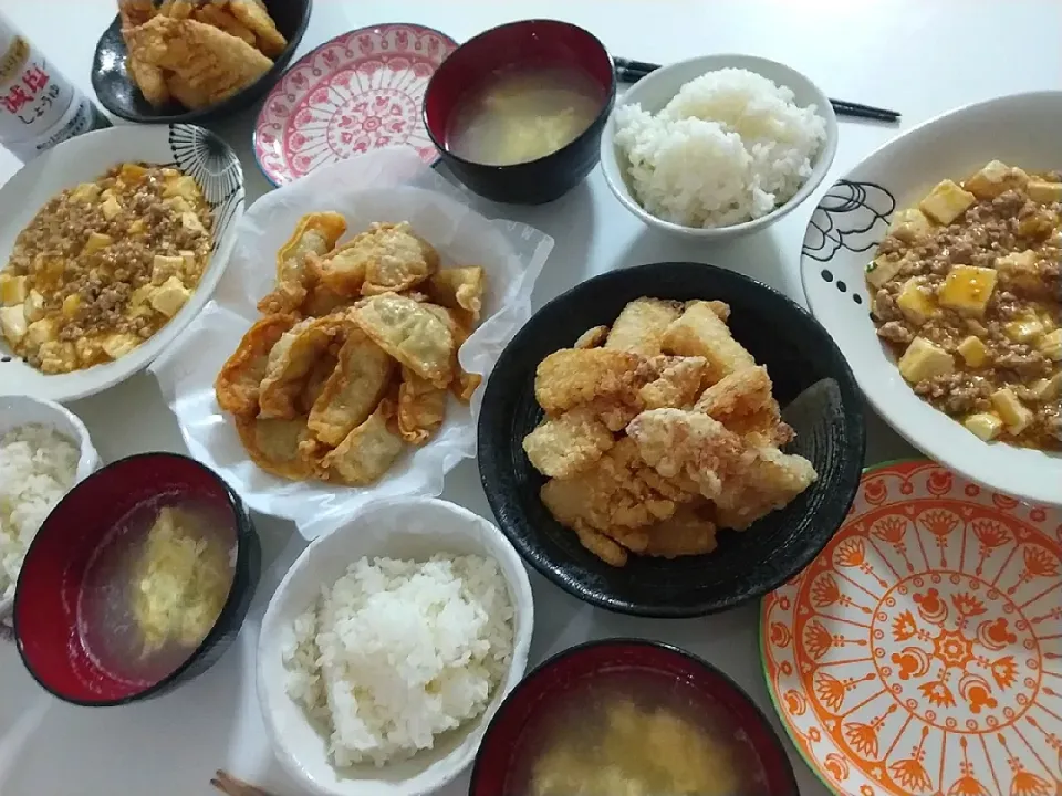 Snapdishの料理写真:夕食(*^^*)
麻婆豆腐
揚げ餃子
たけのこ唐揚げ
鶏ガラ卵スープ|プリン☆さん