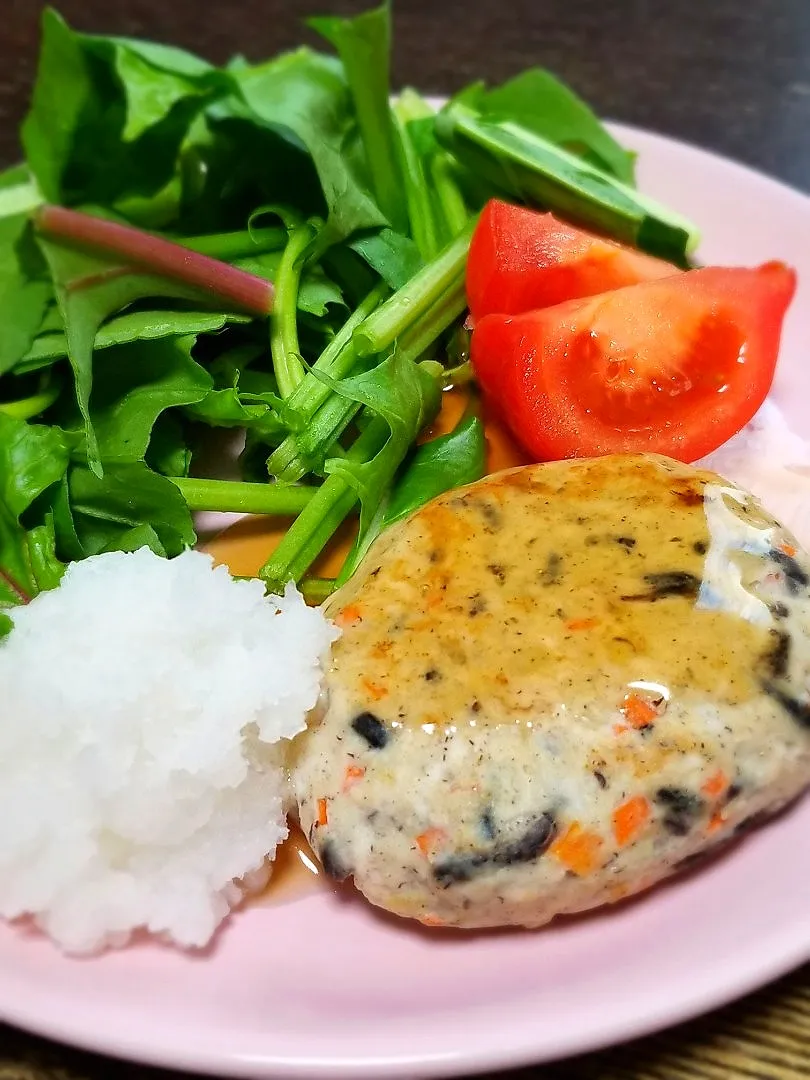 Snapdishの料理写真:鶏ひき肉と豆腐のおろしハンバーグ|ぱんだのままんさん