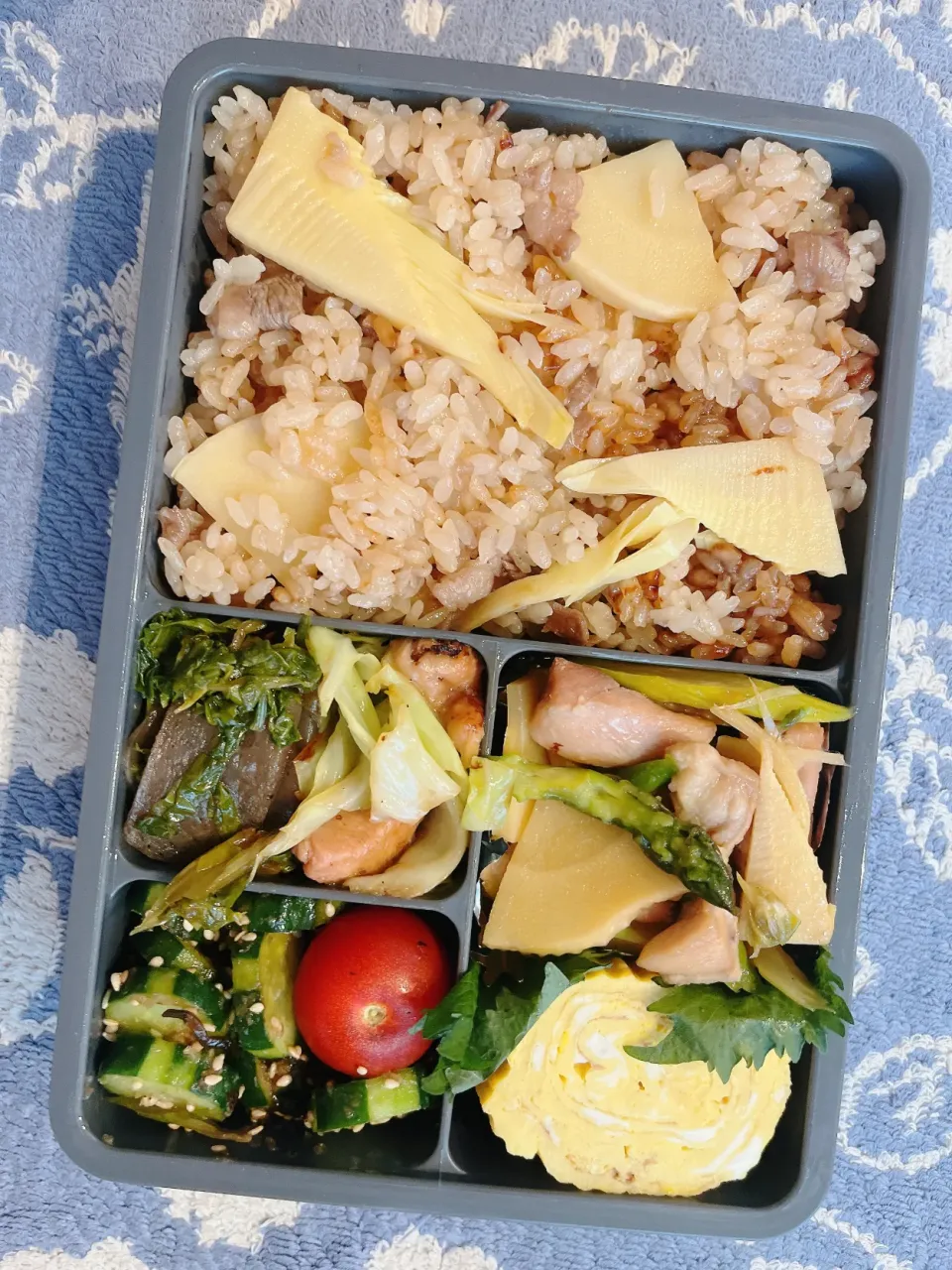 Snapdishの料理写真:たけのこと牛肉の炊き込みご飯のお弁当|とぴさん