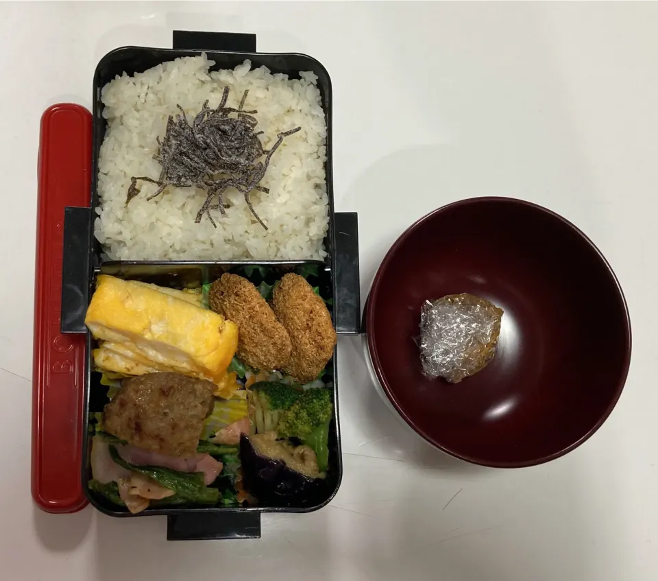 Snapdishの料理写真:パパ弁☆ハンバーグ☆白身魚のフライ☆卵焼き☆ベーコンとほうれん草のソテー☆揚げ茄子とブロッコリーのポン酢和え☆みそ玉|Saharaさん