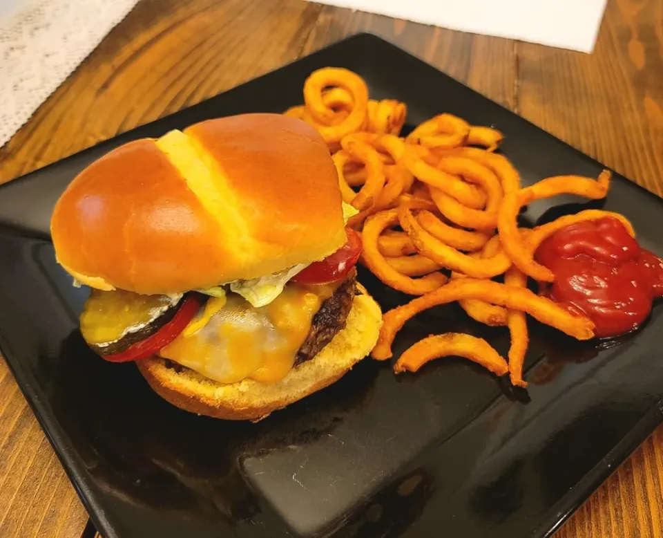 Burgers and curly fries|Travis Stoneさん