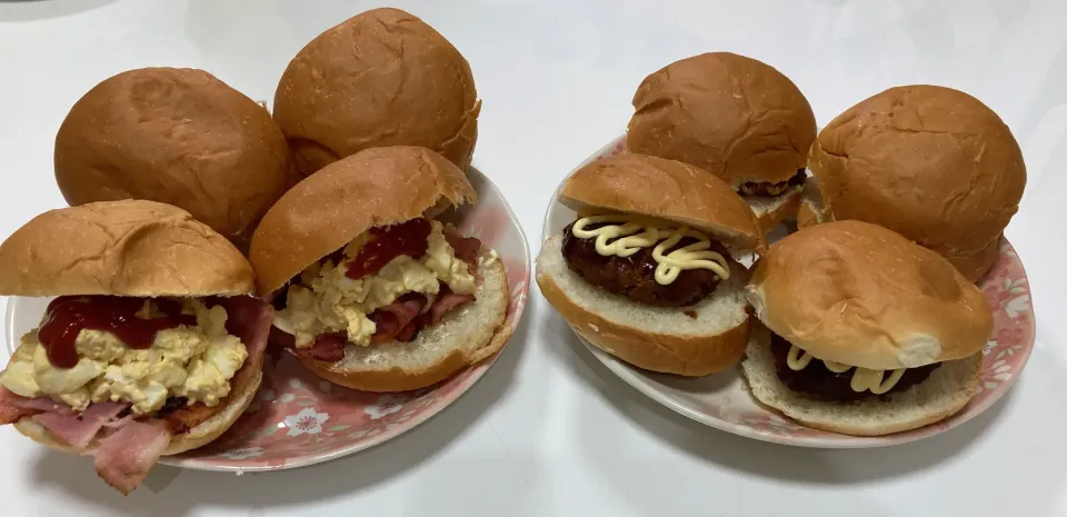 お昼ご飯は自家製ハンバーガー２種。☆ハンバーグにマヨ。☆カリカリベーコンに卵サラダにケチャップ。|Saharaさん