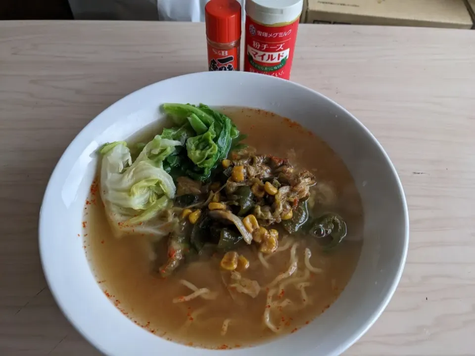 春野菜とコーンの自作かやく&春キャベツトッピングスープも自作生麺で味噌ラーメン食して夜勤に備え就寝します🛏|Tarou  Masayukiさん