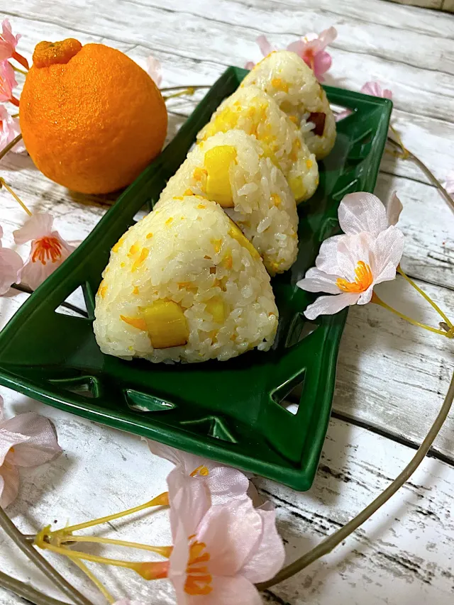 Snapdishの料理・レシピ写真:さつま芋🍠としらぬい🍊の爽やか風味だしむすび🍙｜デザートだけじゃもったいない！旬の柑橘を食べつくそう♪