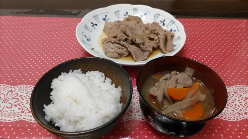 豚生姜焼きと豚汁定食
豚だらけで付け合せ無し😄|kamekameさん