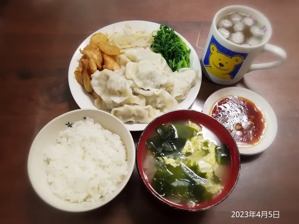 2023年4月5日の晩ご飯
水餃子
鶏肉とじゃがいもこ白だし炒め
茹でもやし
茹で豆苗
新玉ねぎとわかめの中華スープ|ソラ♂のご飯さん