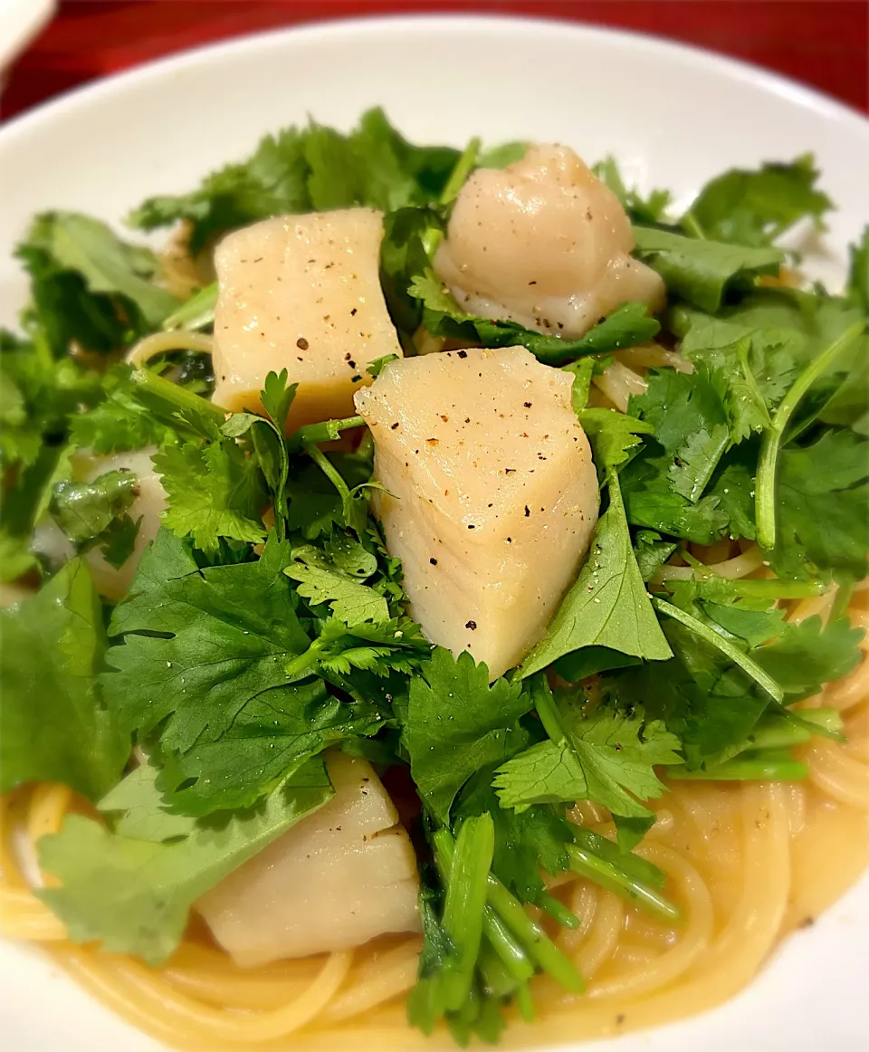 Snapdishの料理写真:ホタテとパクチーのパスタ🍝|Yoshiko Iさん