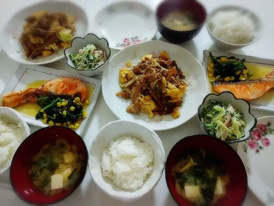 夕食(*^^*)
豚肉と舞茸とキャベツと卵のオイスターソース炒め
サーモンとほうれん草とコーンのバターソテー
きゅうりとカニカマとハムのマヨポンサラダ
お味噌汁(豆腐、ワカメ、わけぎ)|プリン☆さん