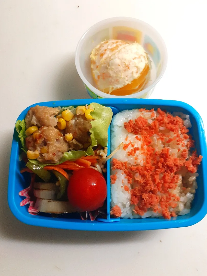 ☆小学生弁当☆玄米入り鮭ごはん、野菜漬け、コーン入り肉団子、ミニトマト、いよかん|ｼｮｺﾗさん