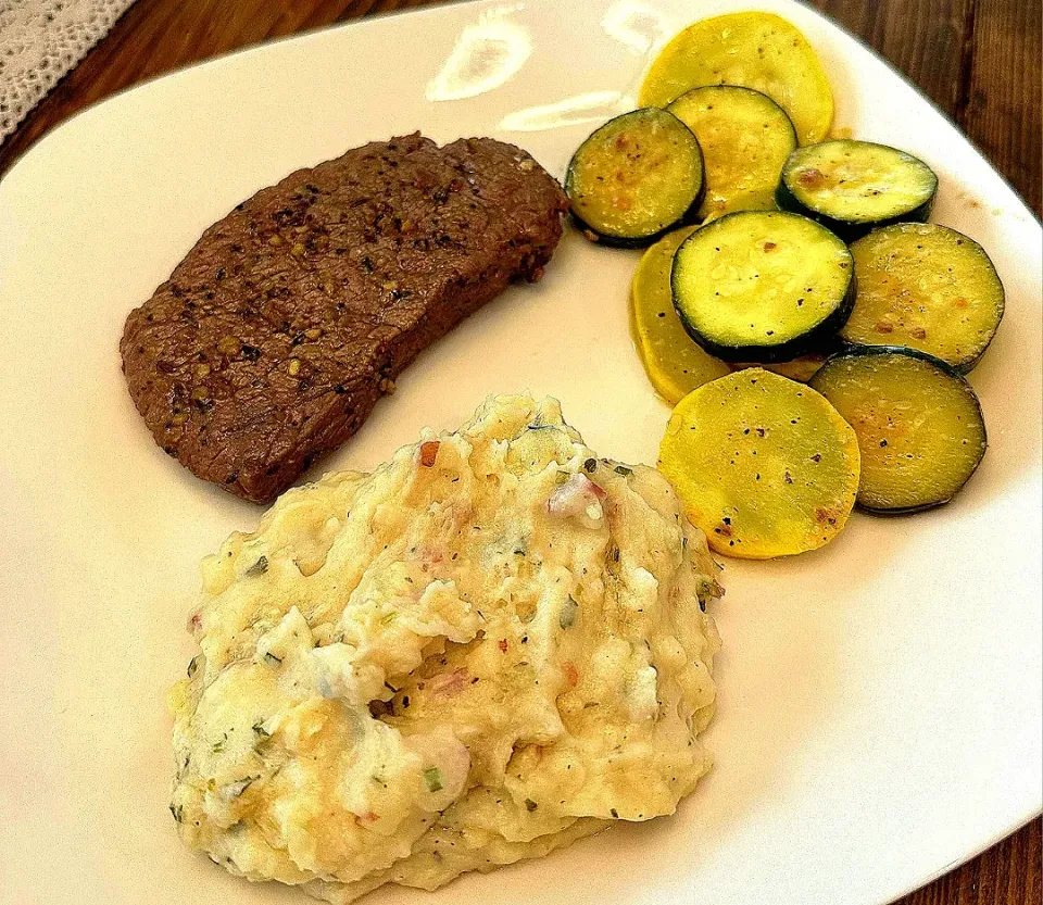 Sirloin steak, red potato cream cheese mashed potatoes and zucchini squash|Travis Stoneさん