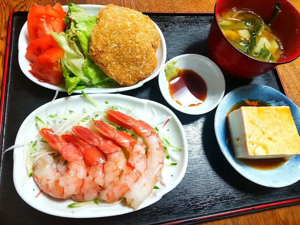 えびのお刺身
コロッケ
豆腐
みそ汁(ワカメとほうれん草)|たつかばさん