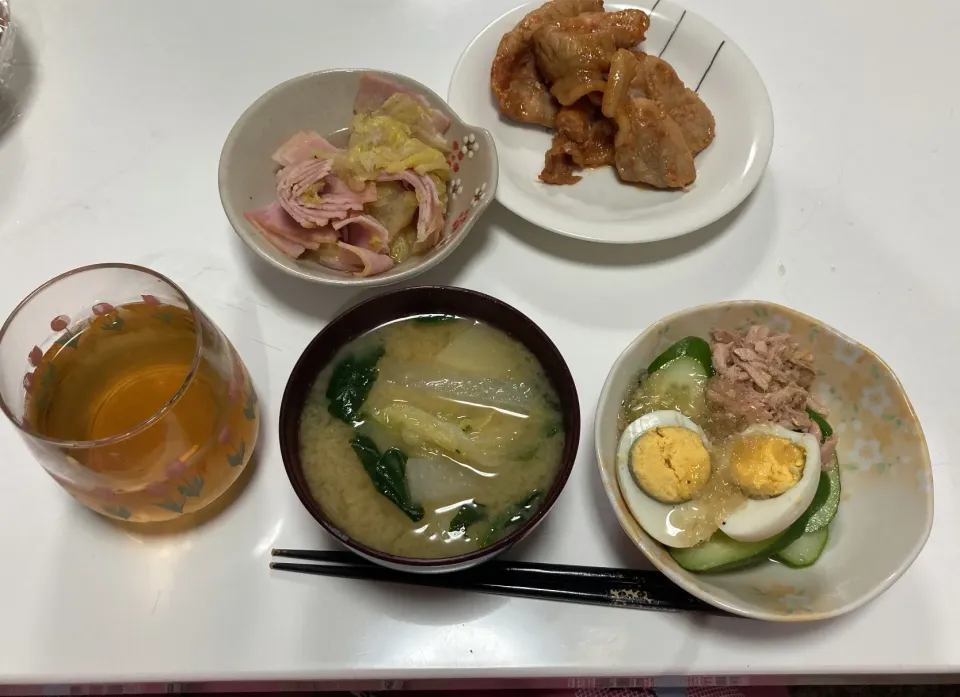 作り置きとアルモンデ晩御飯☆ポークチャップ☆白菜とベーコンのスープ煮☆サラダ（胡瓜・卵・ツナ）☆みそ汁（白菜・ほうれん草・大根）|Saharaさん