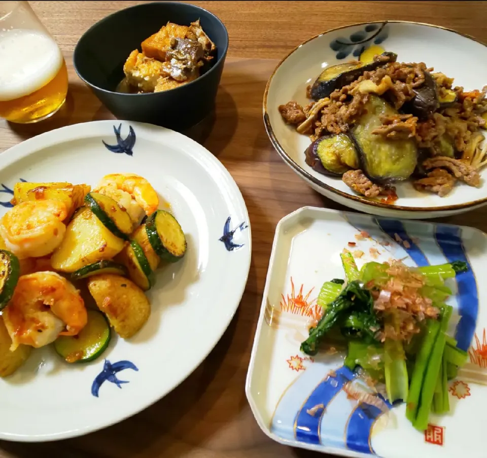 菜焼き、厚揚げと鯖のみそ煮、なす+合い挽き肉+舞茸のグレービー炒め、新じゃが+海老+ズッキーニのガーリックアンチョビ炒め|すめさん