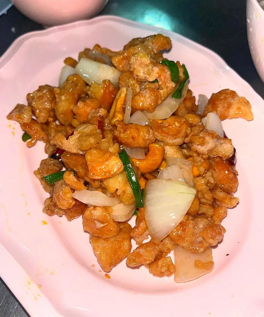 Stir-fried Chicken w/ Cashew Nuts
ไก่ผัดเม็ดมะม่วงหิมพานต์ aka  'Gai Pad Med Mamuang' 🐔🥜🧅🌶️|An'leeさん