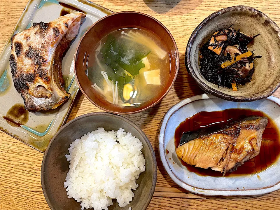 ブリ照り焼き、ブリかま、ひじき煮、味噌汁|popoさん