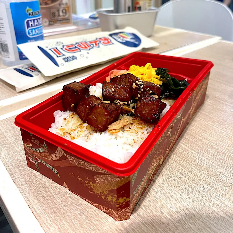 Marbling beef cubes with garlic chips|skyblueさん