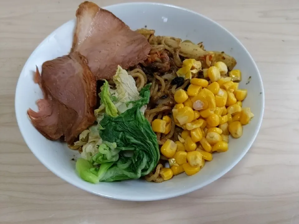 Snapdishの料理写真:博多焼きラーメン風（身近な調味料等々で簡単に）食して夜勤に備え就寝します🛏|Tarou  Masayukiさん