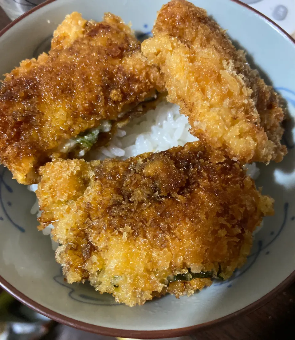 しそチーズ折りたたみトンカツ丼|ぽみさん