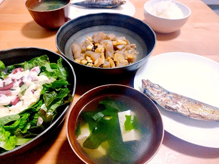 焼き鯵
サンチュとマヨサラダ
蒟蒻とエリンギのバター炒め
ワカメと豆腐のお味噌汁|きりんさん