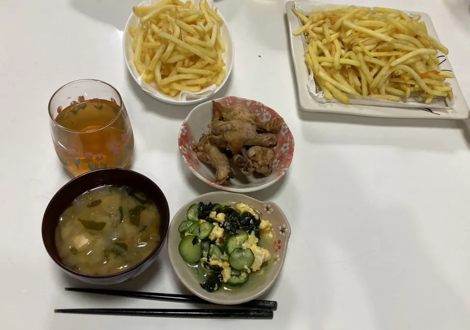 作り置きとアルモンデ晩御飯☆手羽元の酸っぱ煮☆酢の物（胡瓜・ワカメ・炒り卵）☆フライドポテト☆みそ汁（玉葱・豆腐・ワカメ）|Saharaさん