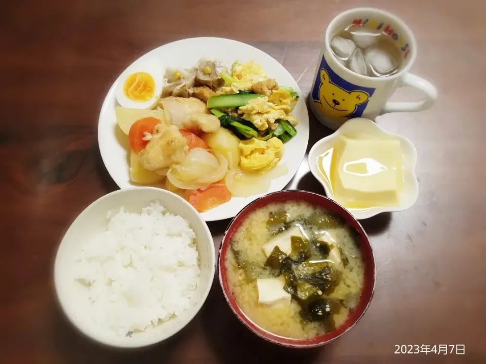 2023年4月7日の晩ご飯
鶏じゃが
小松菜と卵の炒めもの
焼売
玉子豆腐
豆腐とわかめのお味噌汁|ソラ♂のご飯さん