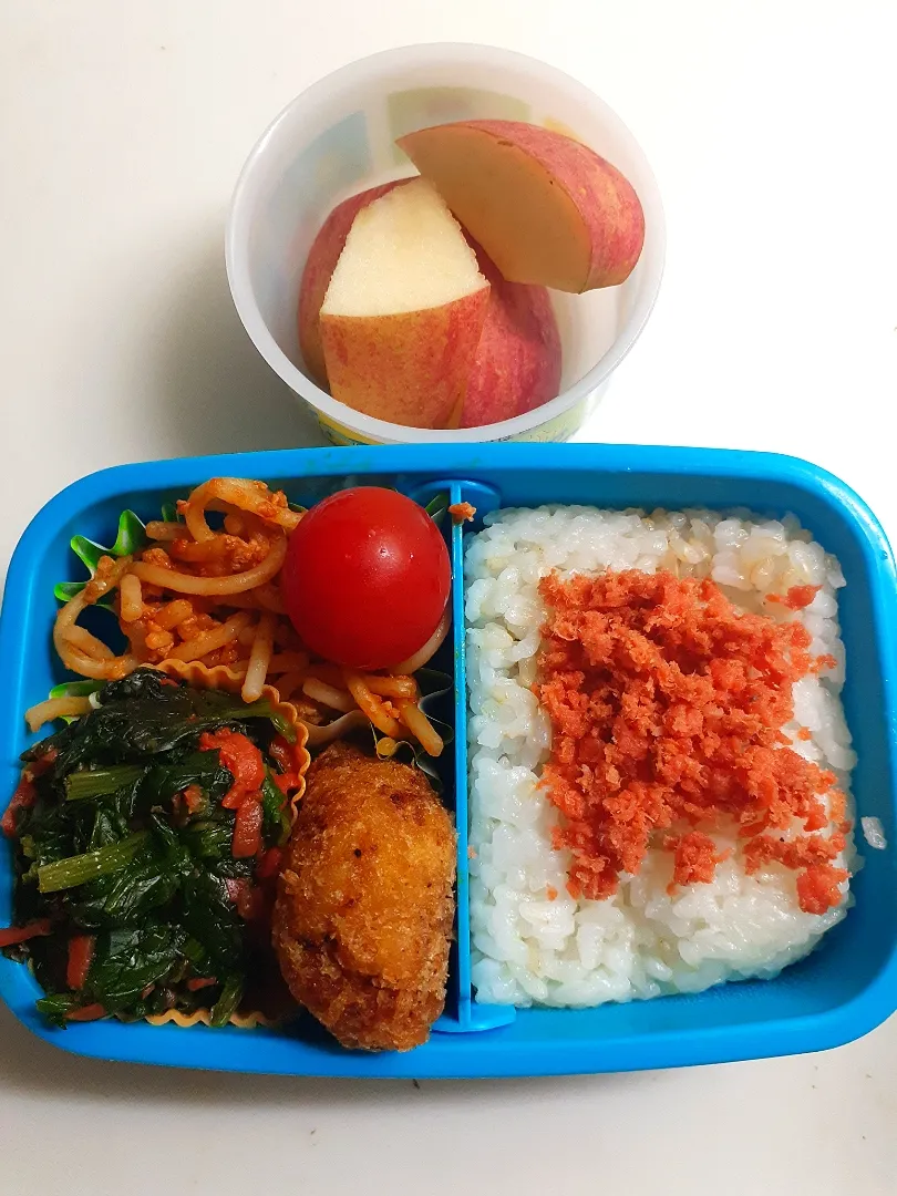 Snapdishの料理写真:☆小学生弁当☆玄米入り鮭ごはん、ミートスパ、ミニトマト、ほうれん草オカカ和え、南瓜コロッケ、林檎|ｼｮｺﾗさん