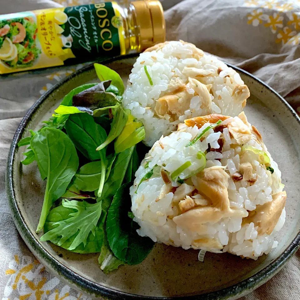 Snapdishの料理写真:🍙あらほぐし焼き鯖じとネギの香りおにぎり🍙|ユッキーさん