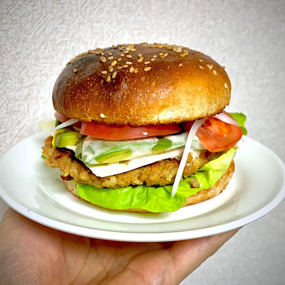 手作りバンズと大豆ミートハンバーグでハンバーガー🍔|にょんにいさん