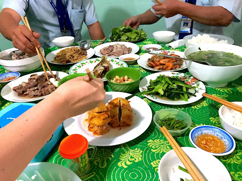 ベトナム🇻🇳で運転手と食事|Mikoshiba Kazutoshiさん