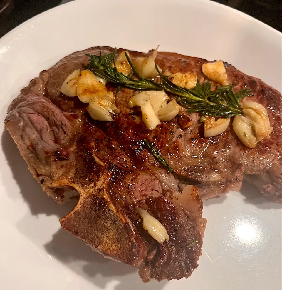 T-bone steak 🥩|🌺IAnneさん