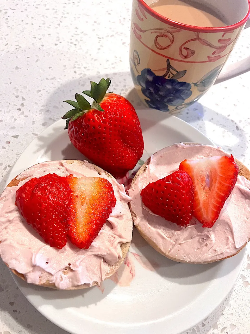 Snapdishの料理写真:Strawberry bagel - berrycreamcheese|🌺IAnneさん